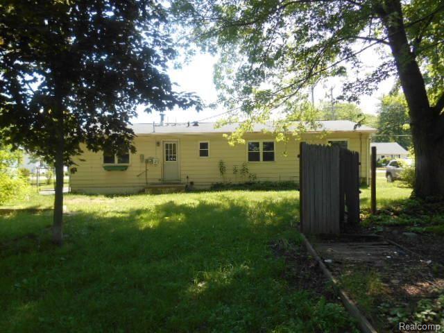 3959 Parker Road Fort Gratiot, MI 48059 - Photo 3 of 16 261-902053 - back2.jpg