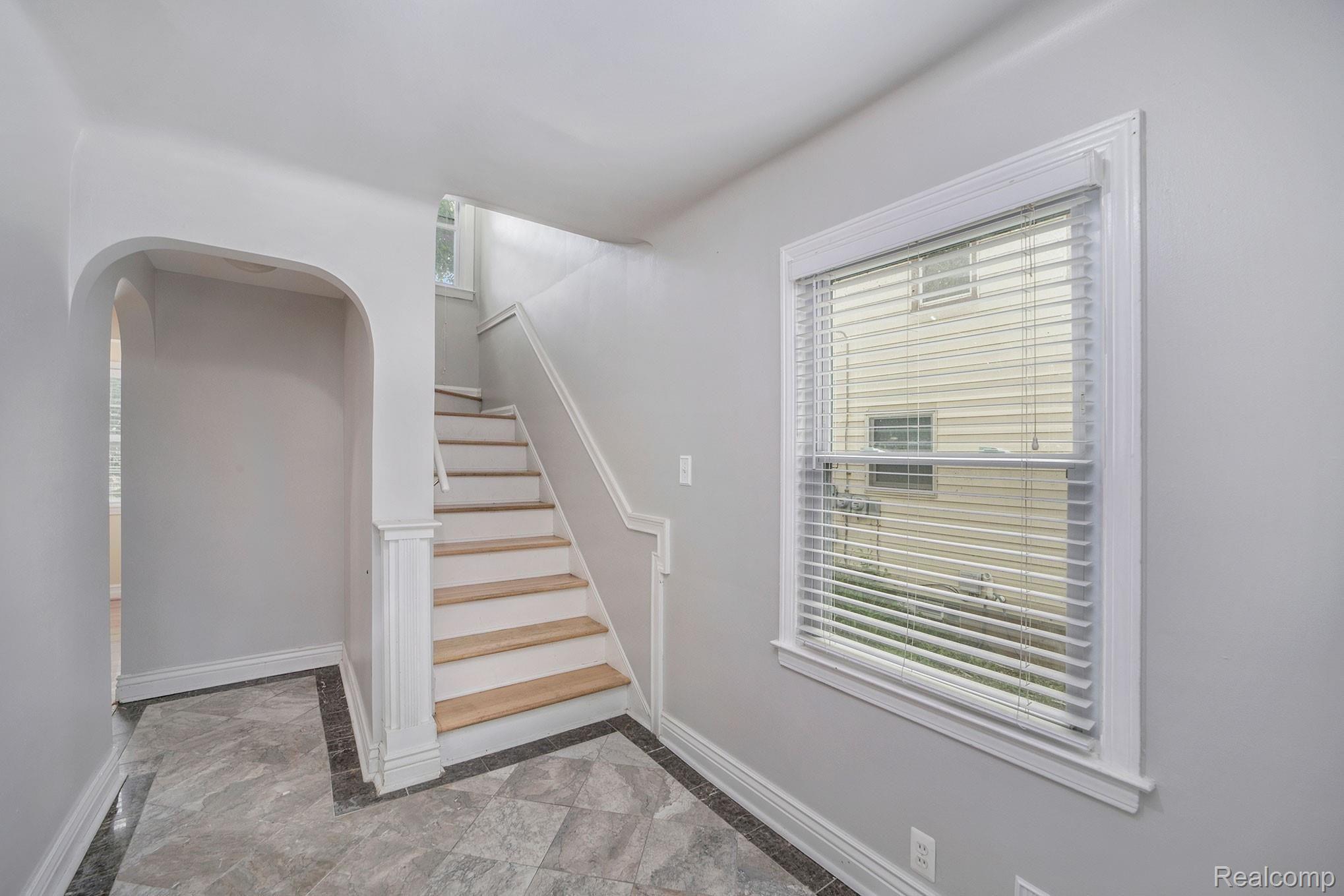 2174 Hampton Road Grosse Pointe, MI 48236 - Photo 8 of 26 017A6548.jpg