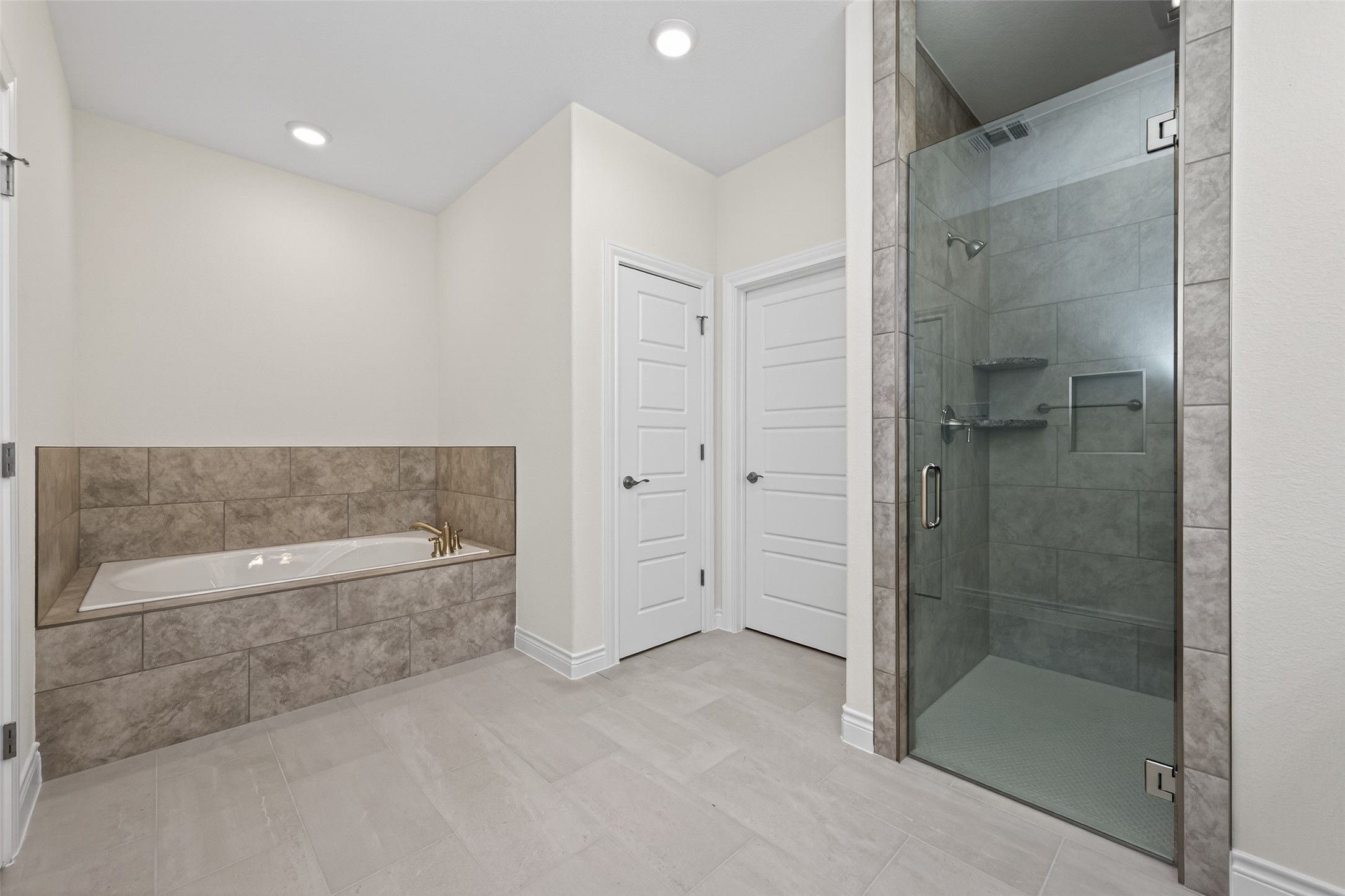 12879 Oak Barrel Road Willis, TX 77378 - Photo 17 of 37 a bathroom with a bathtub and shower