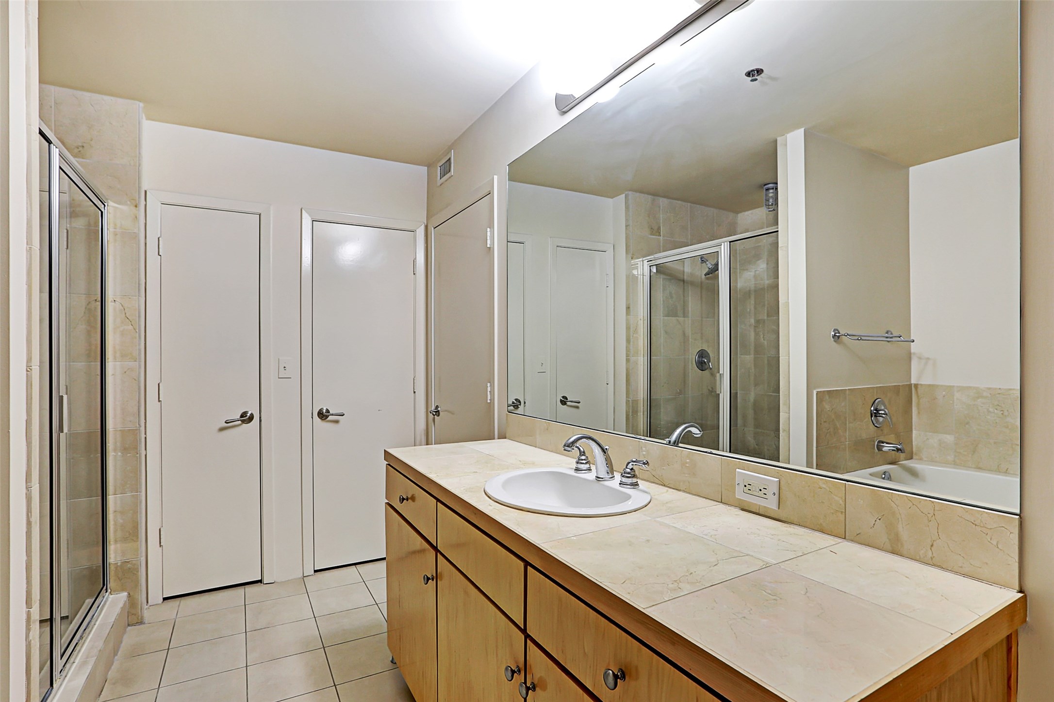 917 Main Street, Unit 503 Houston, TX 77002 - Photo 17 of 31 a bathroom with a sink shower and a mirror