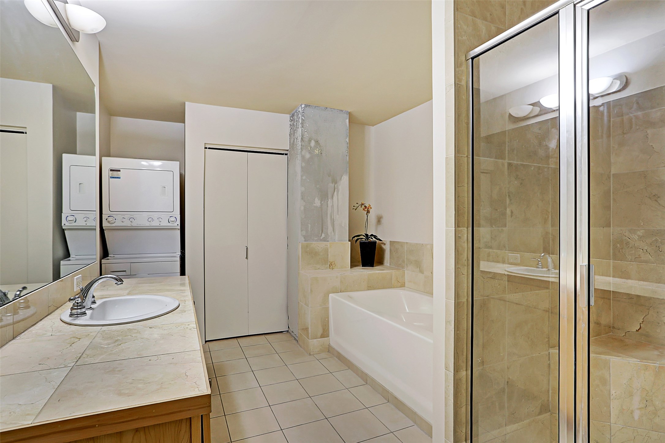 917 Main Street, Unit 503 Houston, TX 77002 - Photo 20 of 31 a bathroom with a tub sink and mirror