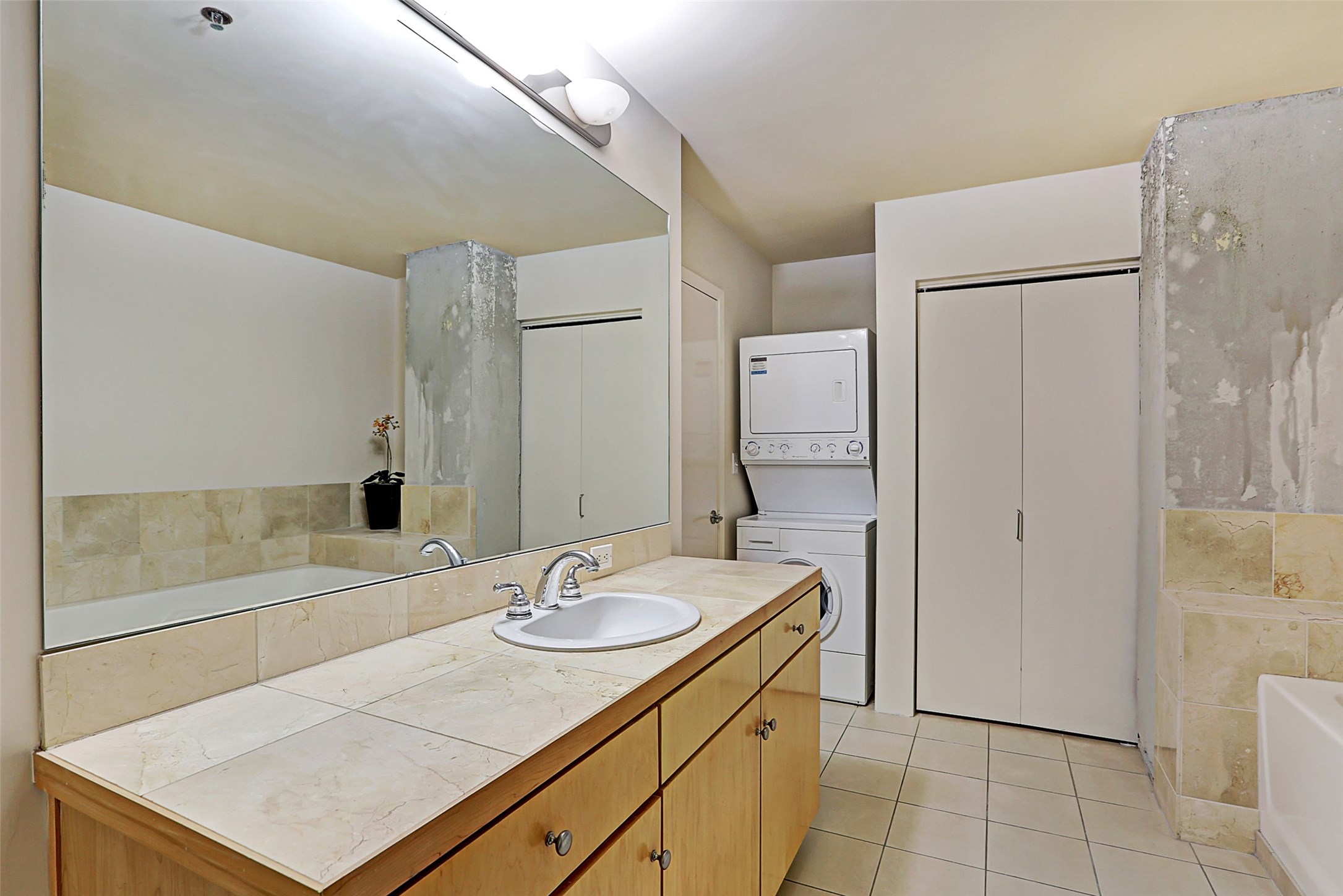 917 Main Street, Unit 503 Houston, TX 77002 - Photo 21 of 31 a bathroom with a sink a mirror and a shower