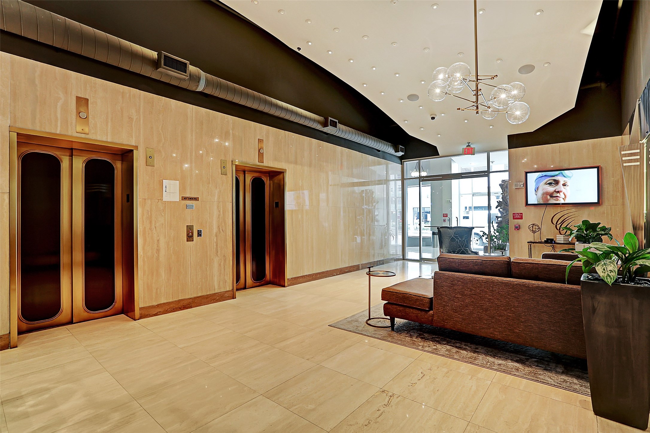 917 Main Street, Unit 503 Houston, TX 77002 - Photo 25 of 31 a living room with furniture chandelier and a chandelier
