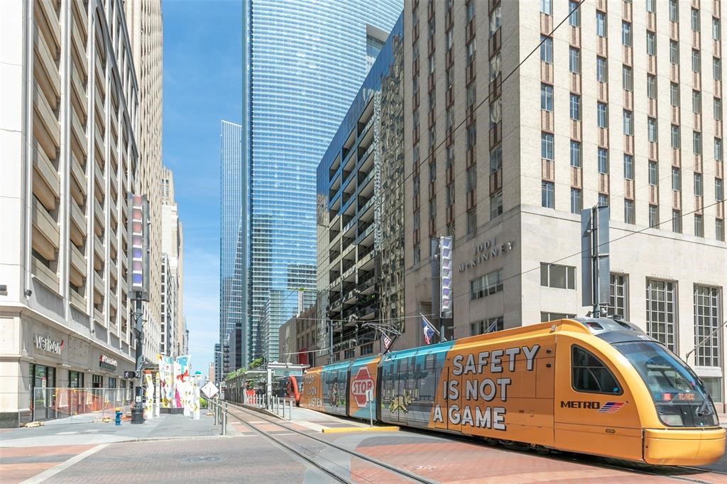 917 Main Street, Unit 503 Houston, TX 77002 - Photo 29 of 31 a view of a building with a street