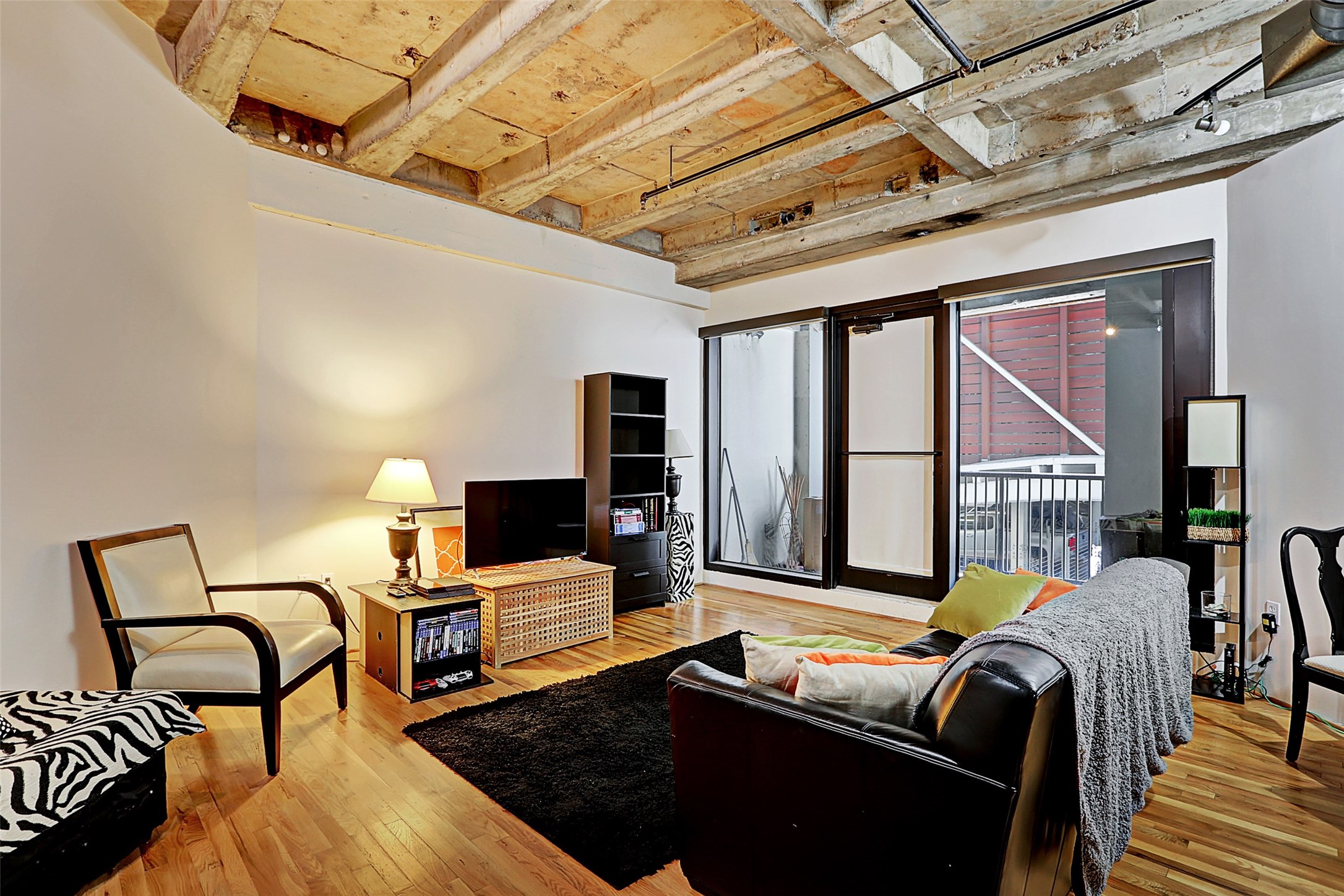 917 Main Street, Unit 503 Houston, TX 77002 - Photo 4 of 31 a living room with furniture and a flat screen tv