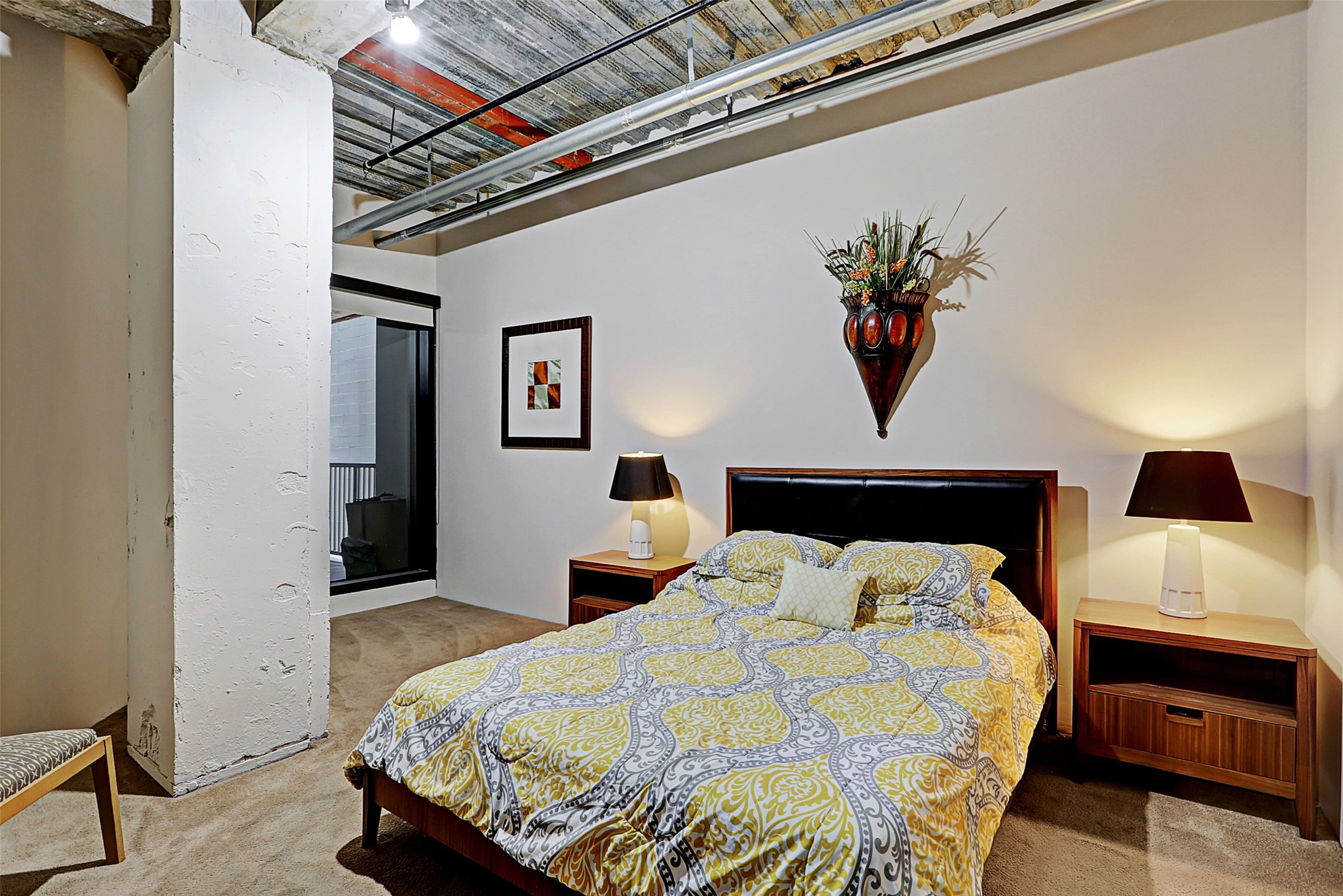 917 Main Street, Unit 503 Houston, TX 77002 - Photo 8 of 31 a bedroom with a bed and a chandelier