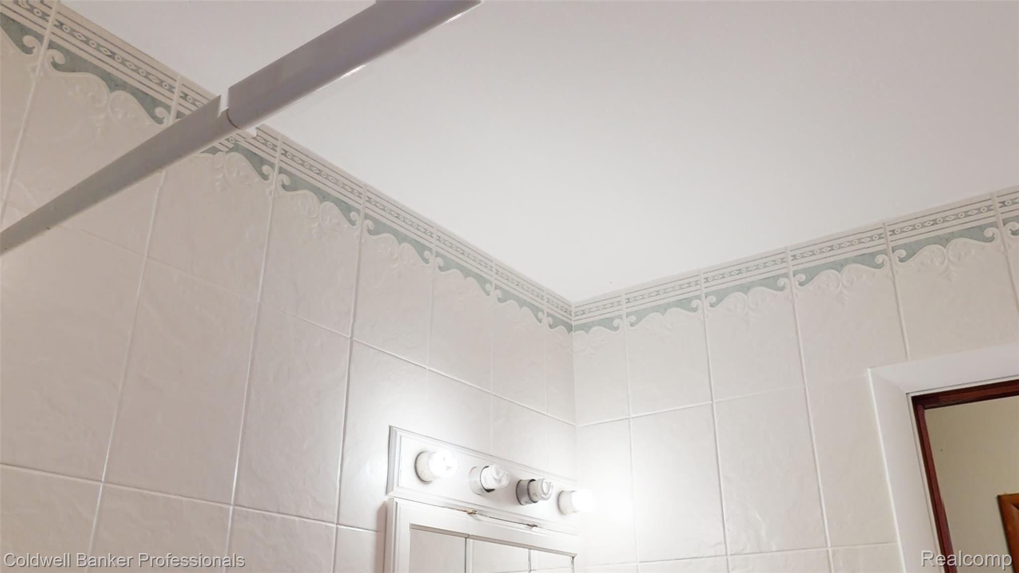 96 West Coulter Road Lapeer, MI 48446 - Photo 54 of 62 Full bath tile.jpg