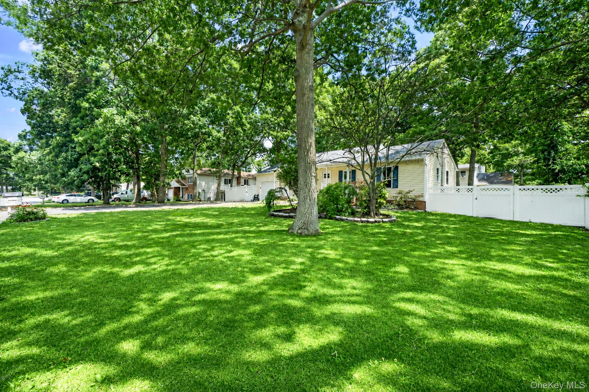 25 Heston Road Shirley, NY 11967 - Photo 3 of 38