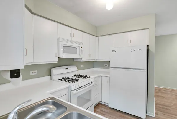 $349,900 | 241 Woodstone Circle, Buffalo Grove, IL 60089