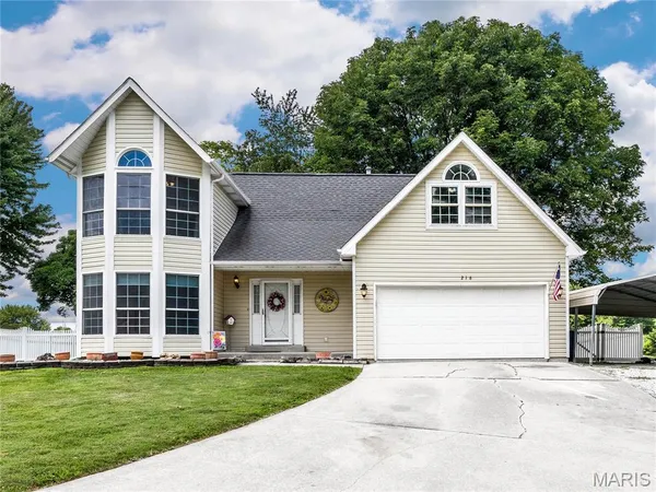 $395,000 | 216 Arrowhead Drive, Troy, IL 62294