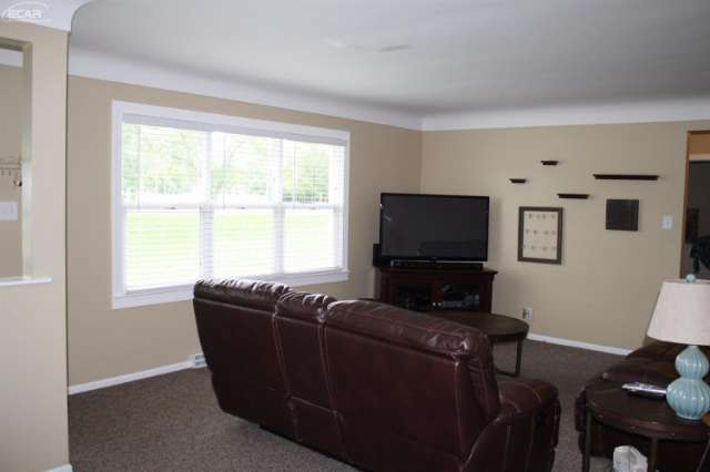 139 Elms Road Flushing, MI 48433 - Photo 8 of 37 21209521-7.JPG