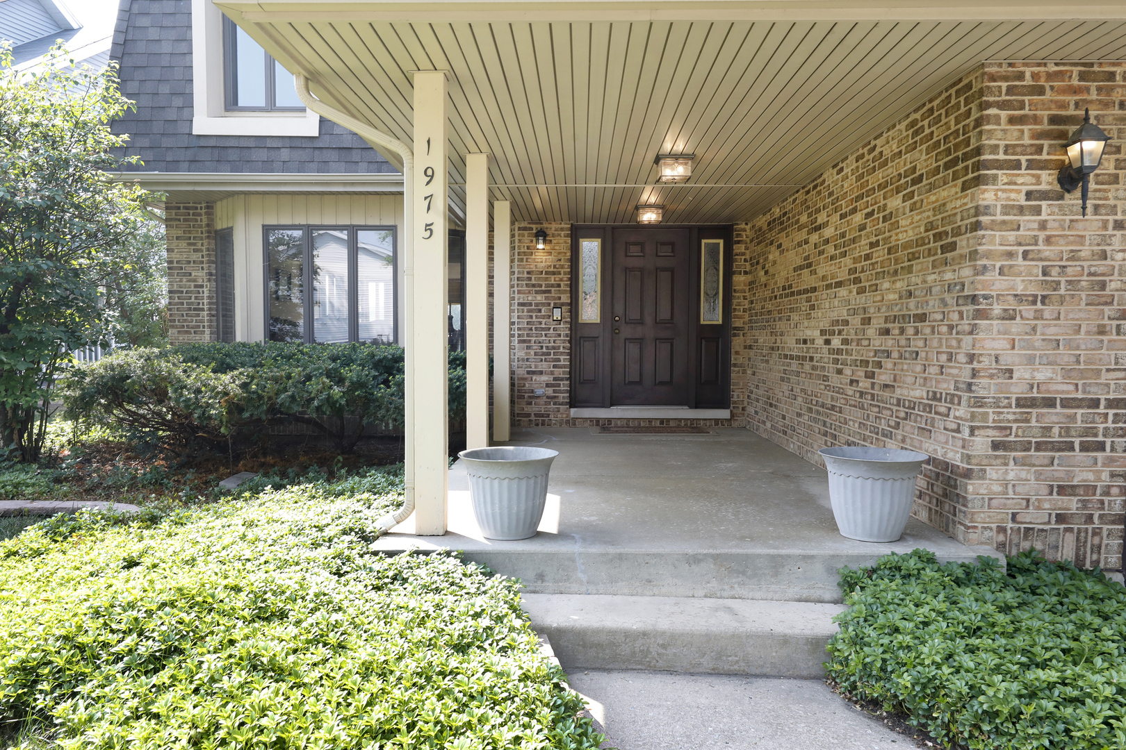 1975 Brookside Lane Hoffman Estates, IL 60169 - Photo 2 of 32 a front view of a house