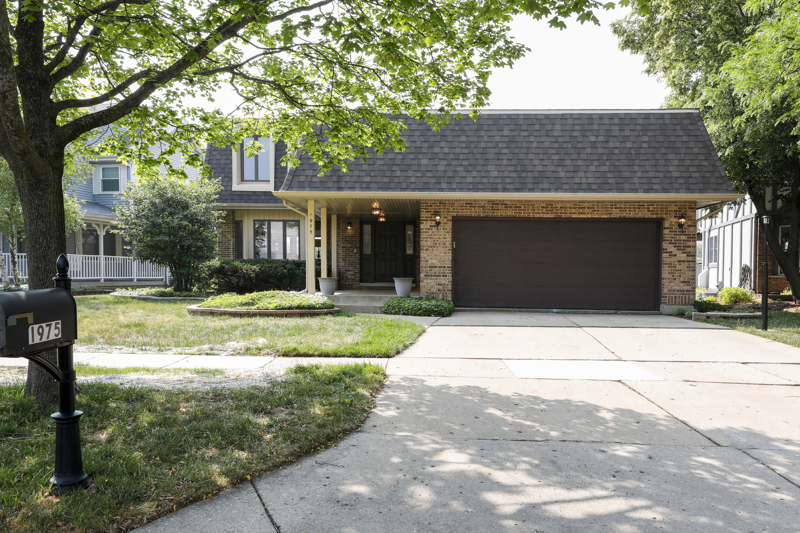 1975 Brookside Lane Hoffman Estates, IL 60169 - Photo 3 of 32 a front view of a house with garden