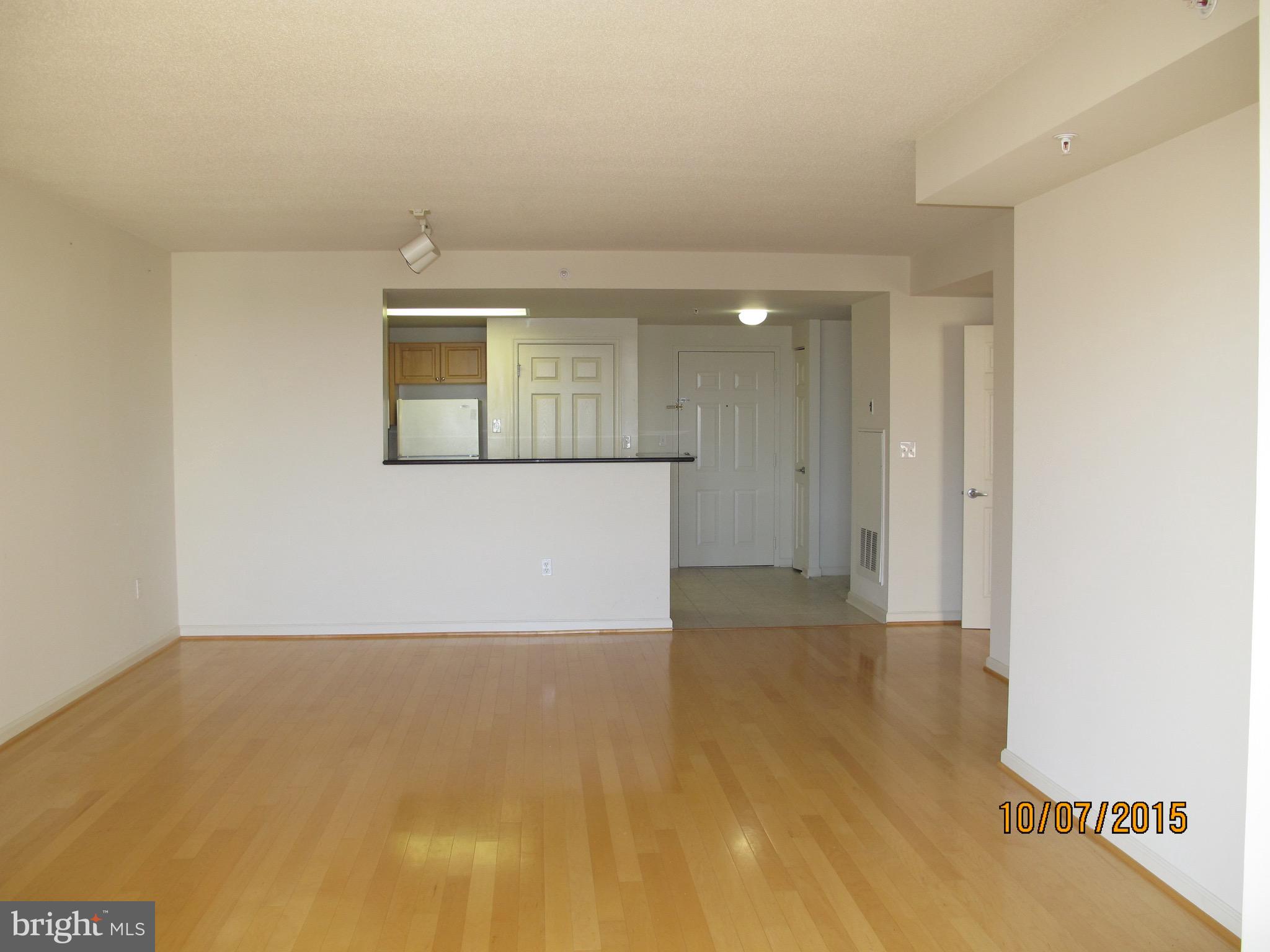 2726 Gallows Road, Unit 1104 Vienna, VA 22180 - Photo 12 of 37 an empty room with a bathroom and mirror