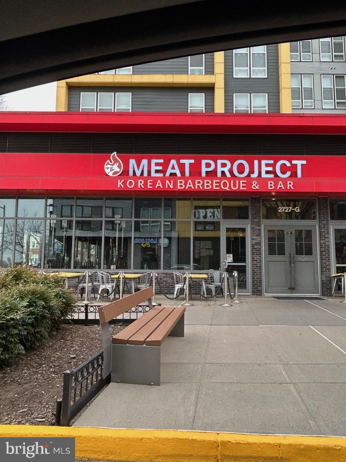 2726 Gallows Road, Unit 1104 Vienna, VA 22180 - Photo 32 of 37 a cafe with outdoor seating area