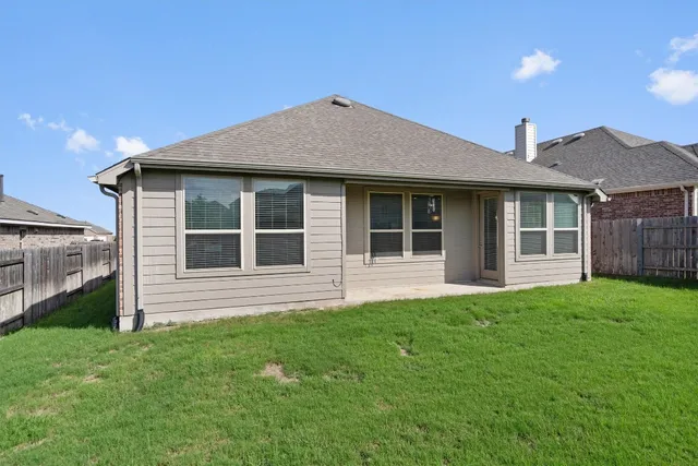 a view of front of a house with a yard