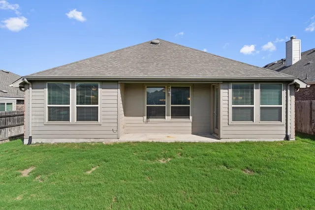 a view of front of a house with a yard