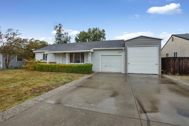 a view of a house with a yard and garage