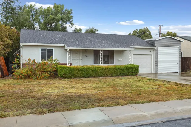 a view of a house with a yard