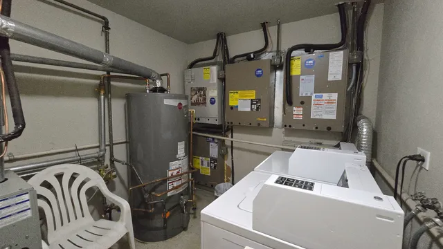 $168,900 | 9601 Karlov Avenue, Unit 104, Oak Lawn, IL 60453