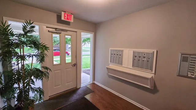 $168,900 | 9601 Karlov Avenue, Unit 104, Oak Lawn, IL 60453