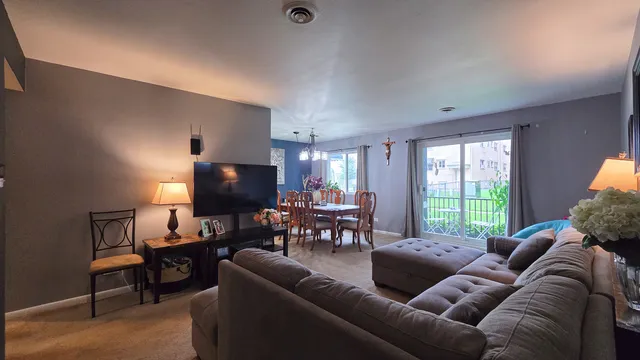 $168,900 | 9601 Karlov Avenue, Unit 104, Oak Lawn, IL 60453