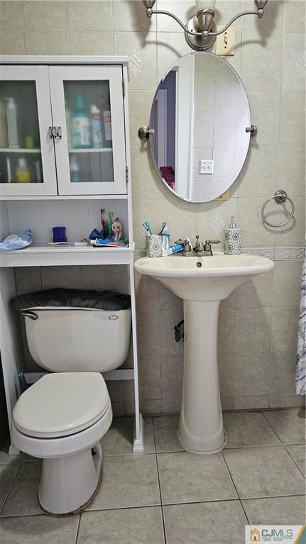 662 Jacques Street Perth Amboy, NJ 08861 - Photo 9 of 11 a bathroom with a toilet sink and mirror