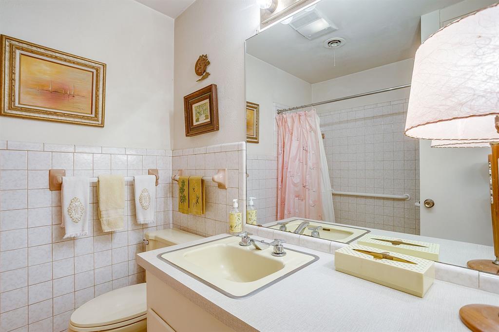 1525 Jenson Road Fort Worth, TX 76112 - Photo 28 of 40 Hall full bath with stunning retro yellow details!