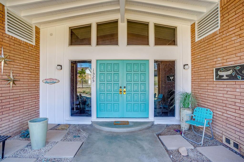 1525 Jenson Road Fort Worth, TX 76112 - Photo 7 of 40 The angled windows, the teal paint, the original brick...sigh.