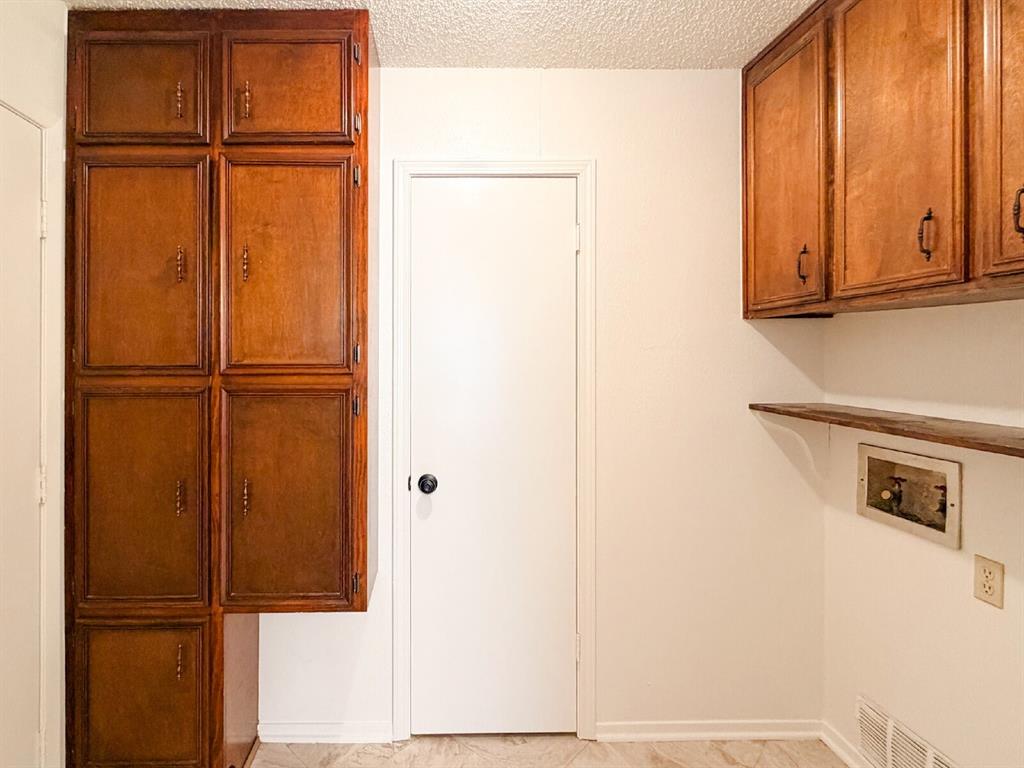 712 Pecan Street Burleson, TX 76028 - Photo 13 of 31