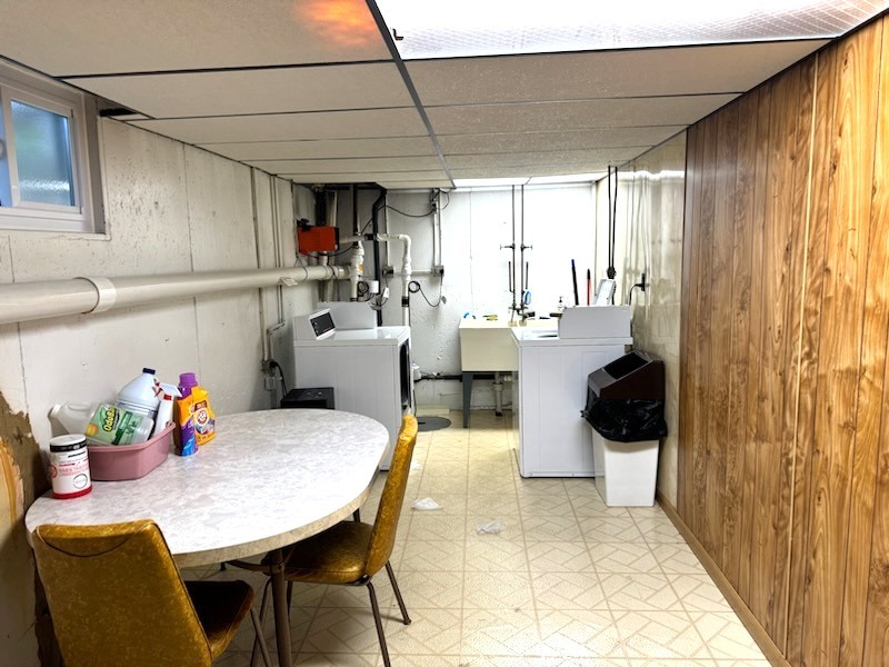 21-w139 Tee Lane Lane, Unit 2 Itasca, IL 60143 - Photo 7 of 9 a kitchen with a table chairs and a dining table