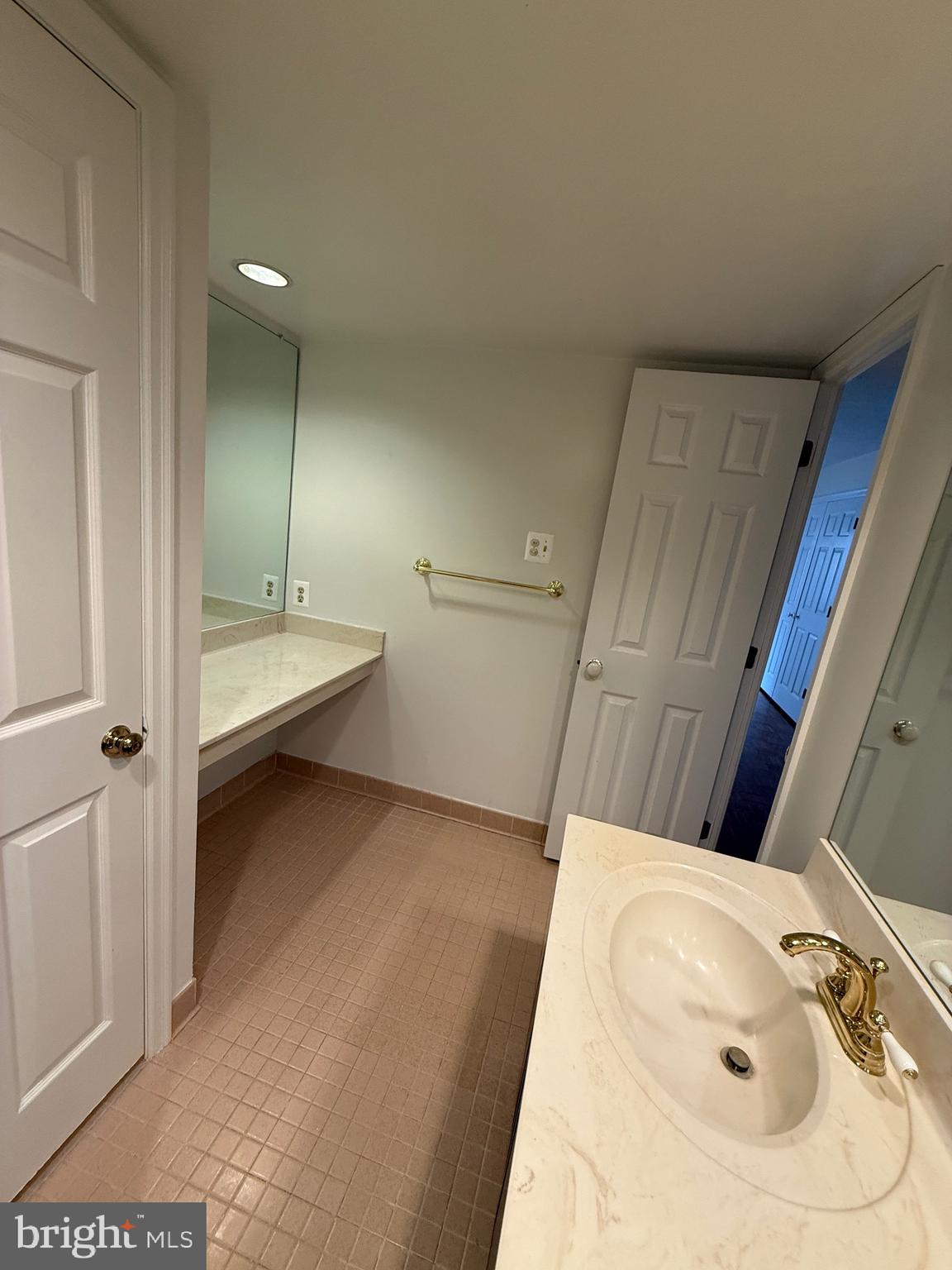 1301 North Courthouse Road, Unit 910 Arlington, VA 22201 - Photo 6 of 17 Primary Bathroom