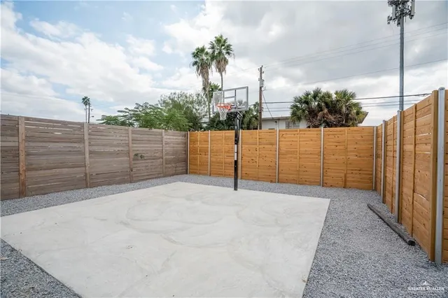 a view of a backyard