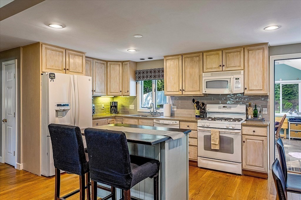 10 Lowry Road Framingham, MA 01701 - Photo 4 of 39