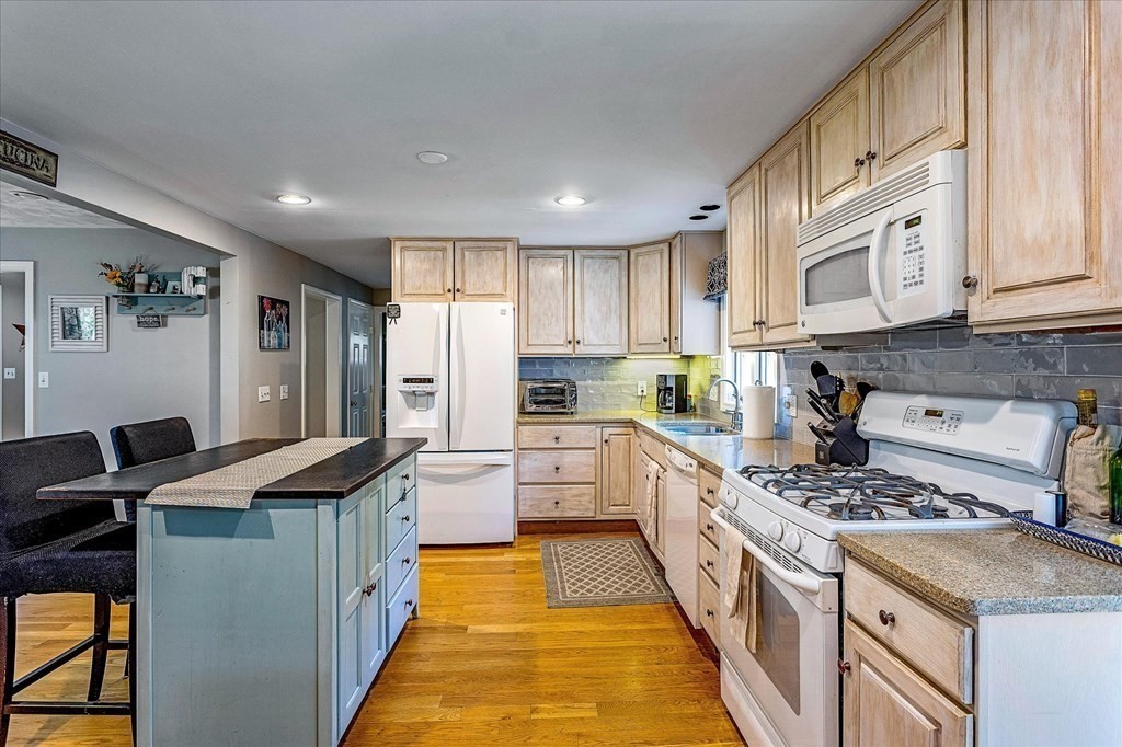 10 Lowry Road Framingham, MA 01701 - Photo 5 of 39