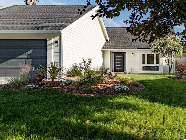 $1,055,000 | 609 Casa Verde Court, Petaluma, CA 94954