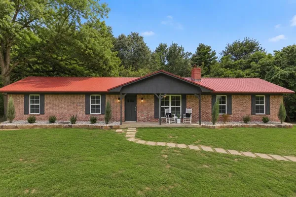 $299,000 | 898 Farm Road 21, Mount Vernon, TX 75457