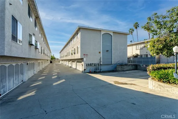 a view of entryway with a yard