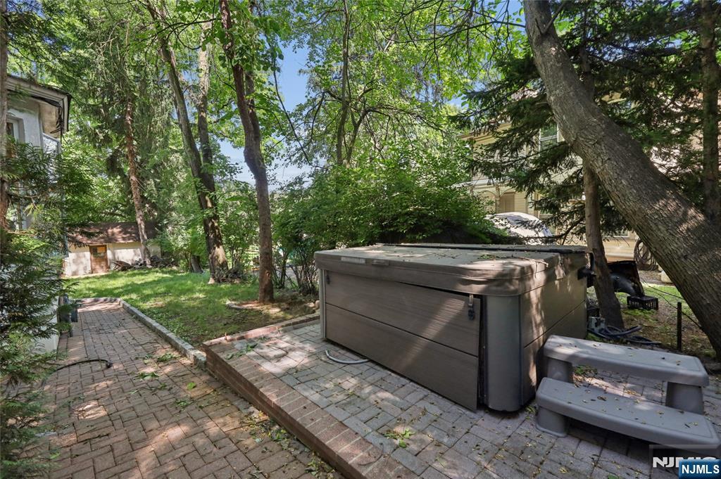 796 Old New Bridge Road Teaneck, NJ 07666 - Photo 4 of 38