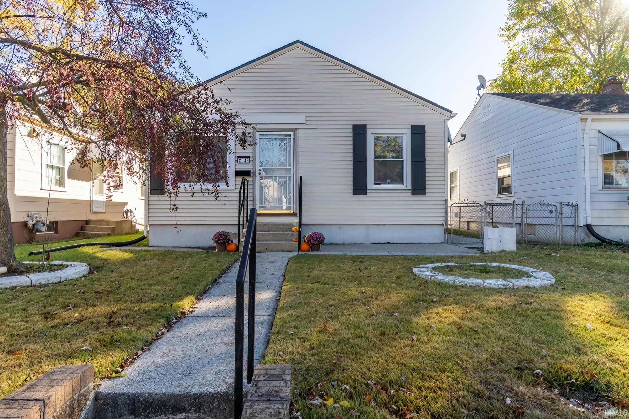 2049 Phenie Street Fort Wayne, IN 46802 - Photo 2 of 32