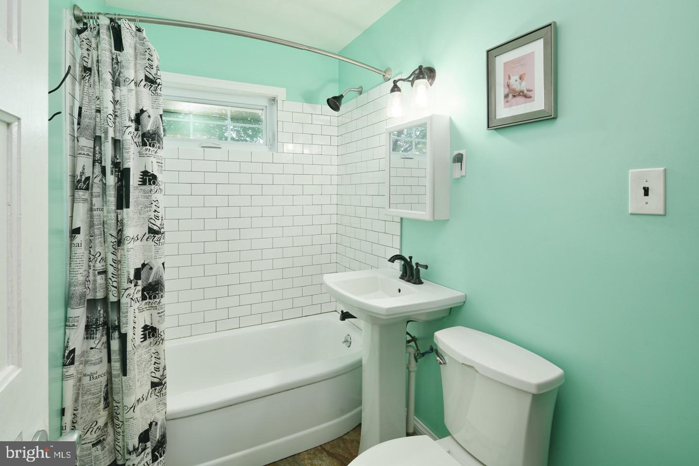 9228 Academy Road Philadelphia, PA 19114 - Photo 11 of 30 Full bathroom 1- first floor