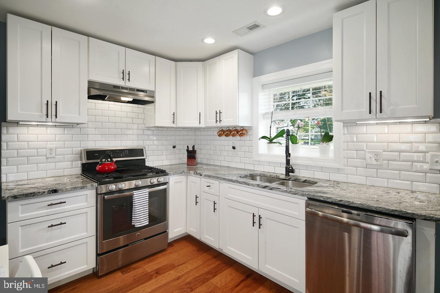 9228 Academy Road Philadelphia, PA 19114 - Photo 5 of 30 Open eat-in kitchen