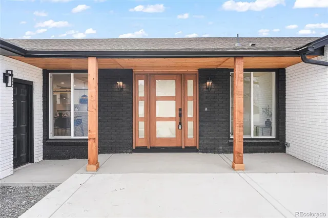 a view of entrance front of the house