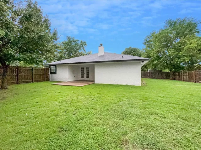 a view of a house with a backyard