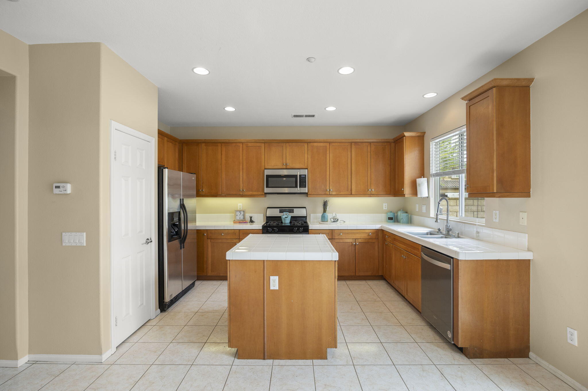 2923 Naples Drive Oxnard, CA 93035 - Photo 9 of 42 10-web-or-mls-Upmarketmedia_2923Nap-42