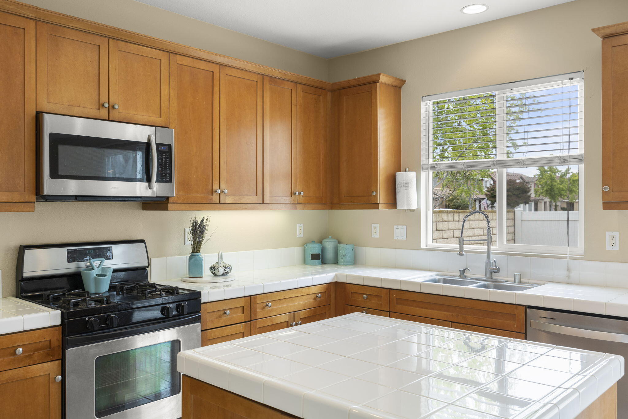 2923 Naples Drive Oxnard, CA 93035 - Photo 10 of 42 11-web-or-mls-Upmarketmedia_2923Nap-45