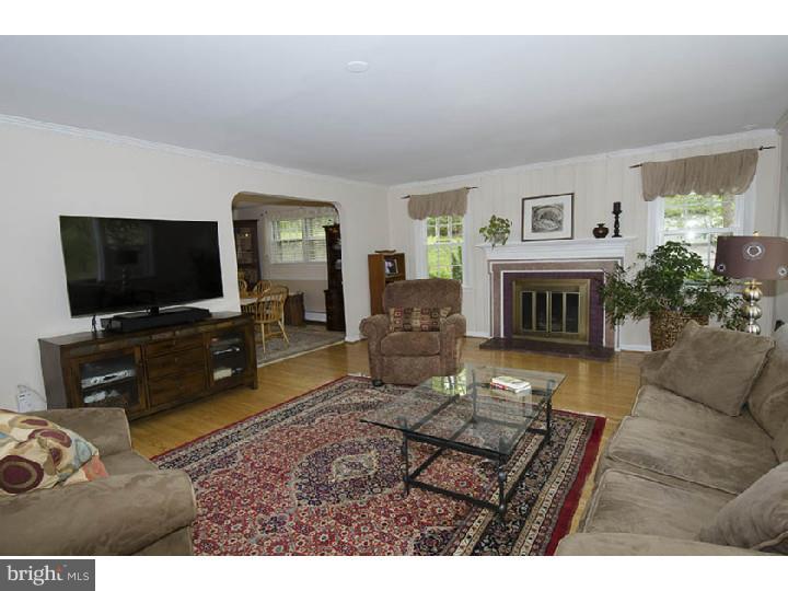 625 Upper Weadley Road Wayne, PA 19087 - Photo 2 of 25 Living Room