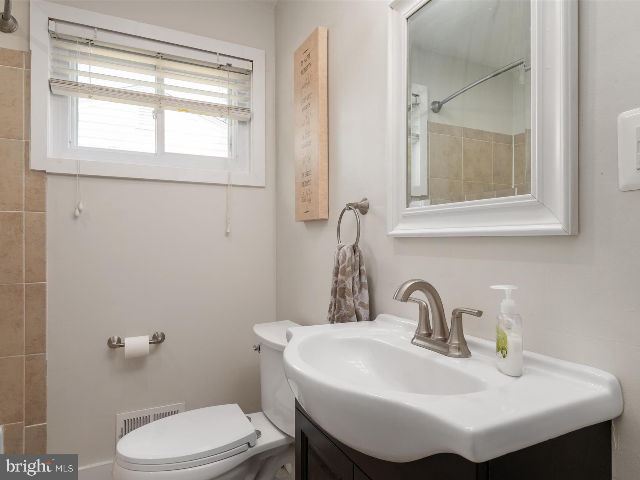228 Dale Road Pasadena, MD 21122 - Photo 17 of 33 Full Bathroom - Upper Level