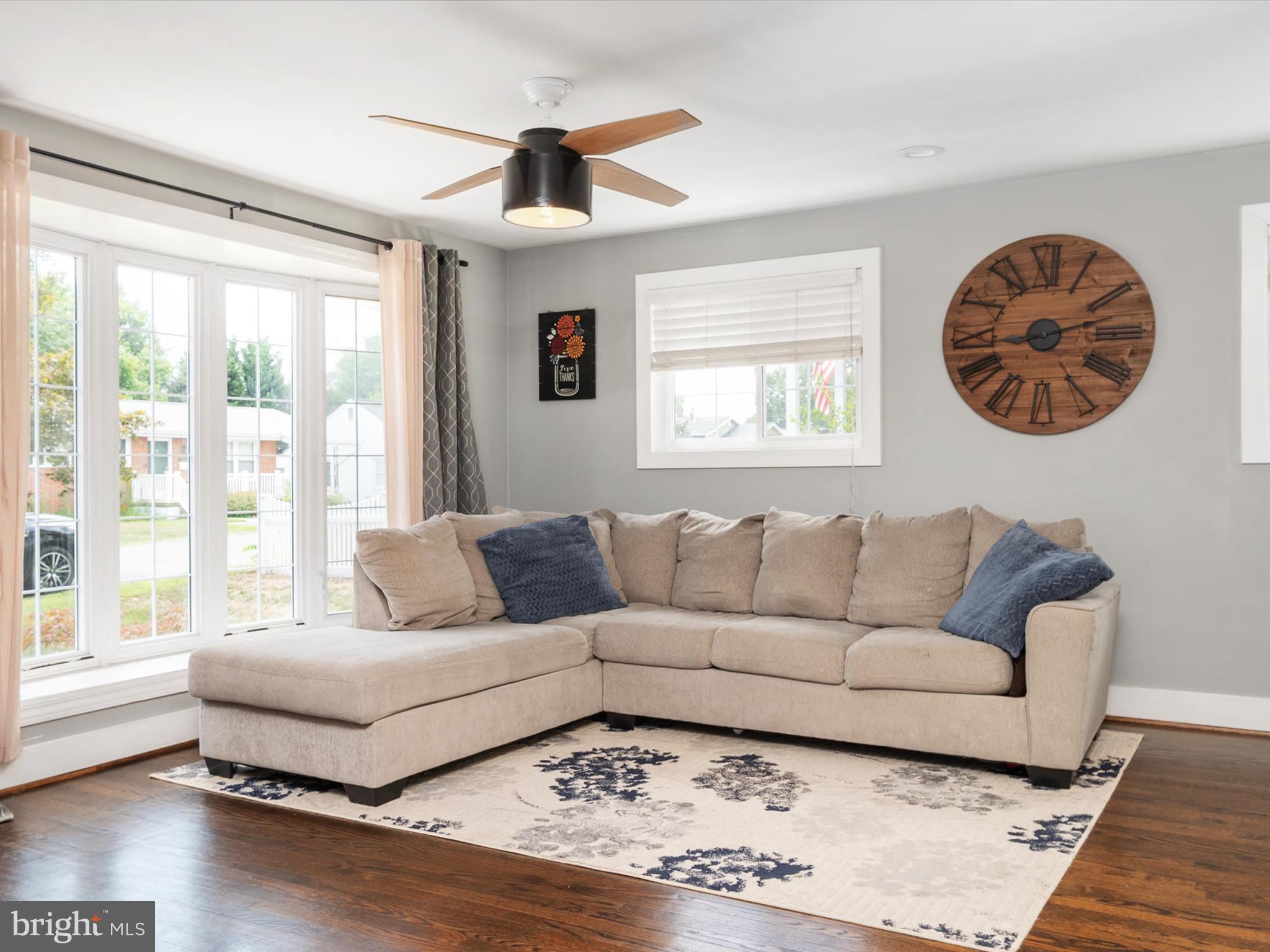 228 Dale Road Pasadena, MD 21122 - Photo 5 of 33 Living Room