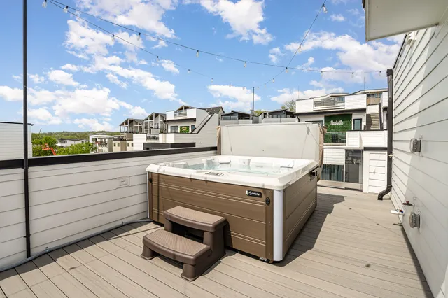 a view of kitchen with washer and dryer